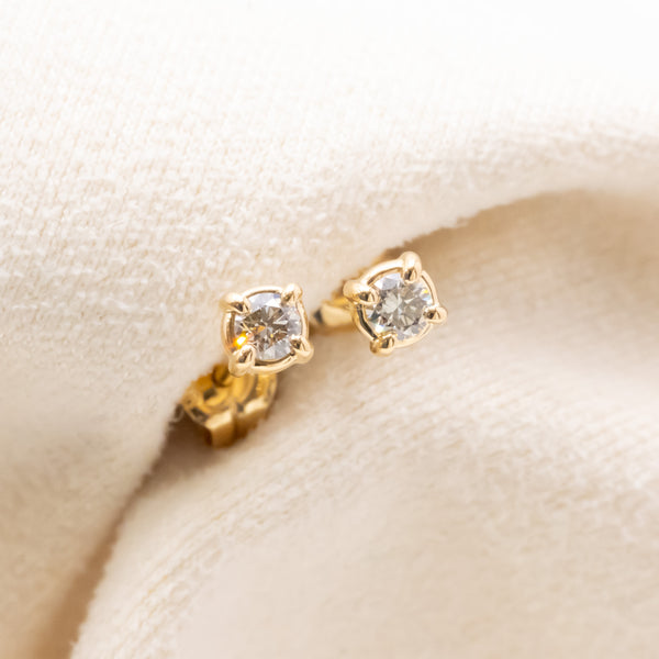 つぼみのピアス Ice blue diamond