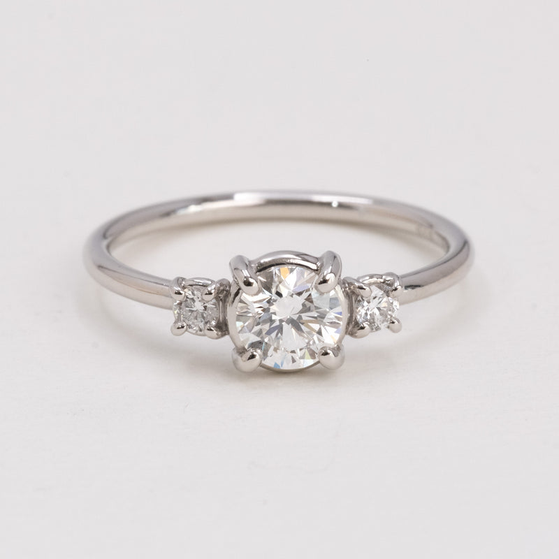 Little bouquet diamond ring round brilliant cut diamond