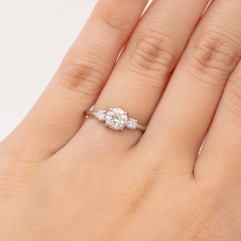 Little bouquet diamond ring round brilliant cut diamond