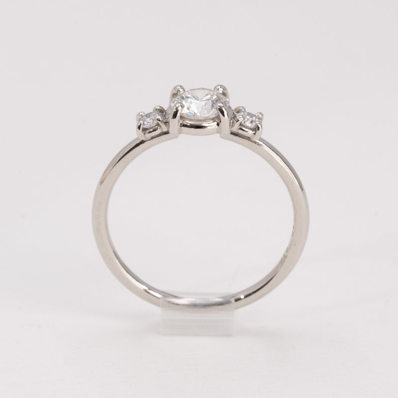 Little bouquet diamond ring round brilliant cut diamond