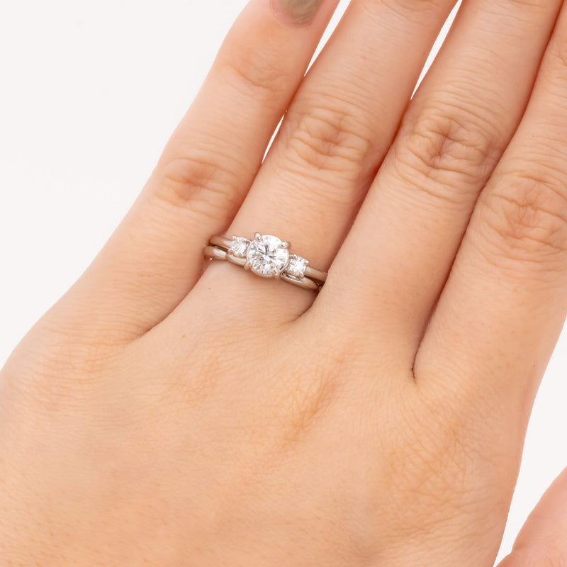 Little bouquet diamond ring round brilliant cut diamond