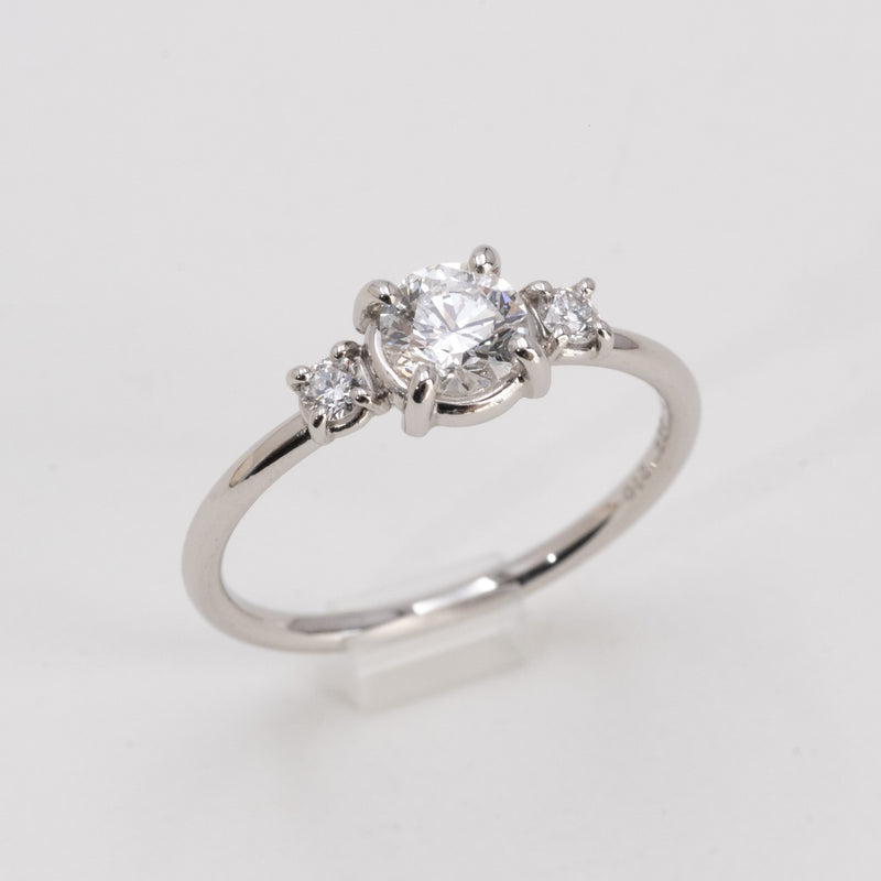 Little bouquet diamond ring round brilliant cut diamond