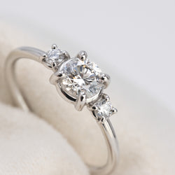 Little bouquet diamond ring round brilliant cut diamond