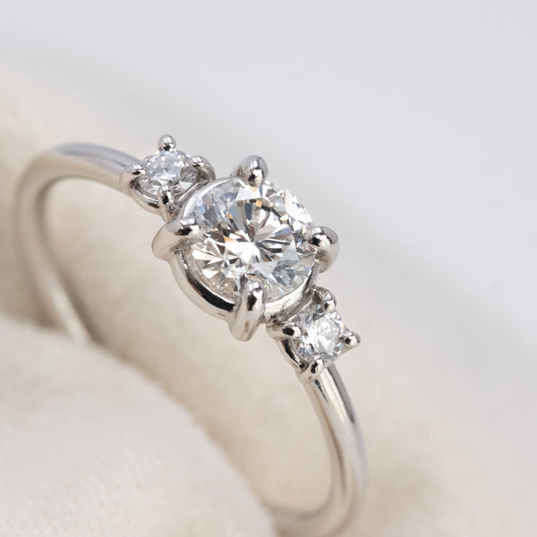 Little bouquet diamond ring round brilliant cut diamond