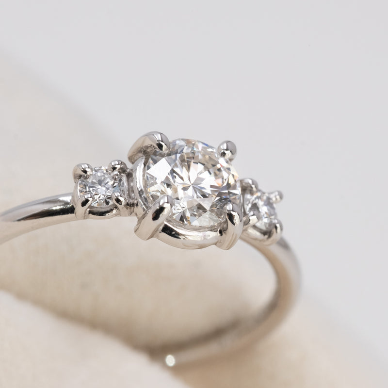 Little bouquet diamond ring round brilliant cut diamond