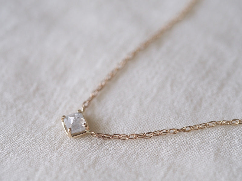 Baby Square Necklace Silky Grey