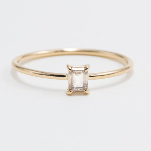 《ご予約済み》Petite Emerald Cut Diamond Ring