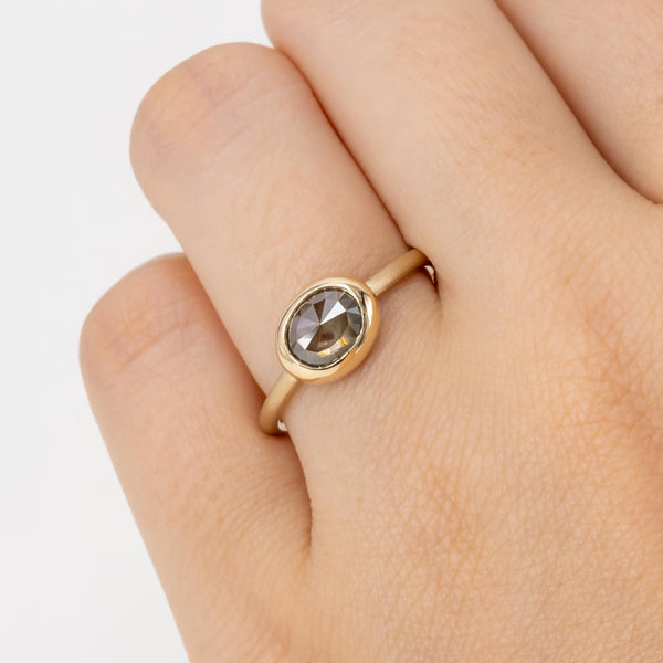 Grey Moon Oval Diamond Ripple Ring